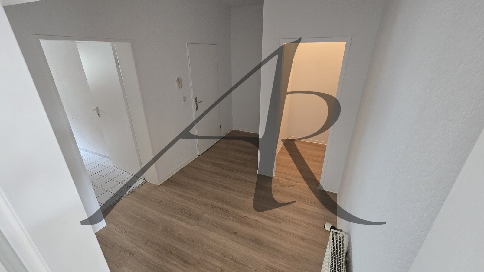 Großzügige 2-Zimmer-Wohnung im Villenviertel, Garten und Einbauküche vorhanden