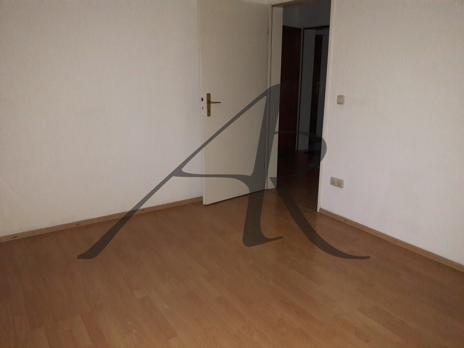 kleine 2-Zimmer-Wohnung mit Balkon und Einbauküche im Villenviertel