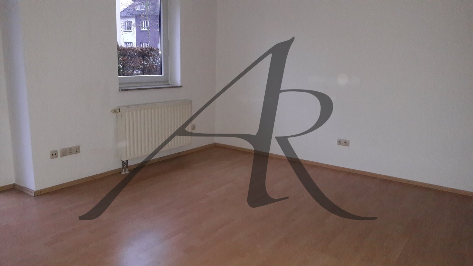 kleine 2-Zimmer-Wohnung mit Balkon und Einbauküche im Villenviertel