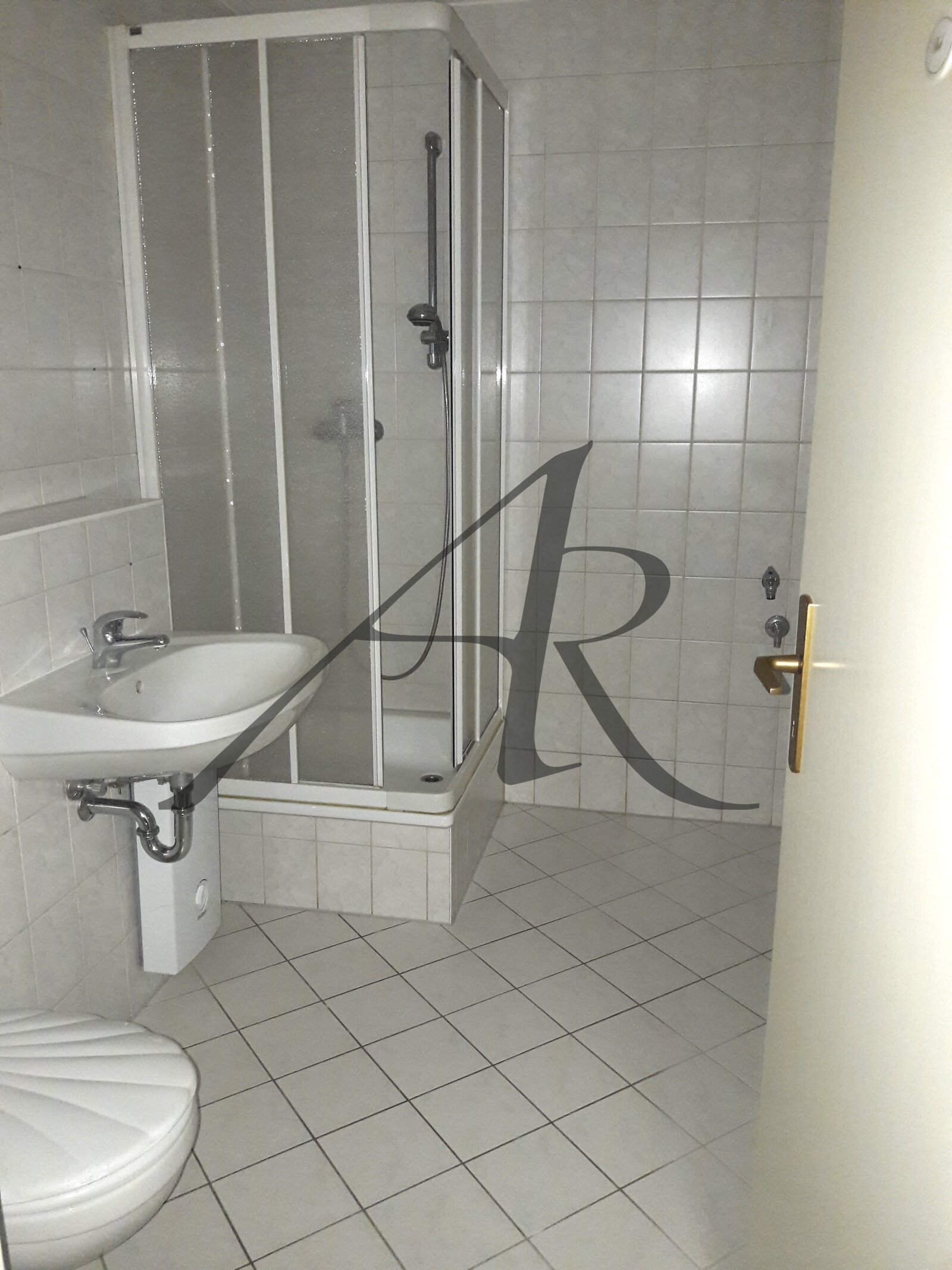 kleine 2-Zimmer-Wohnung mit Balkon und Einbauküche im Villenviertel