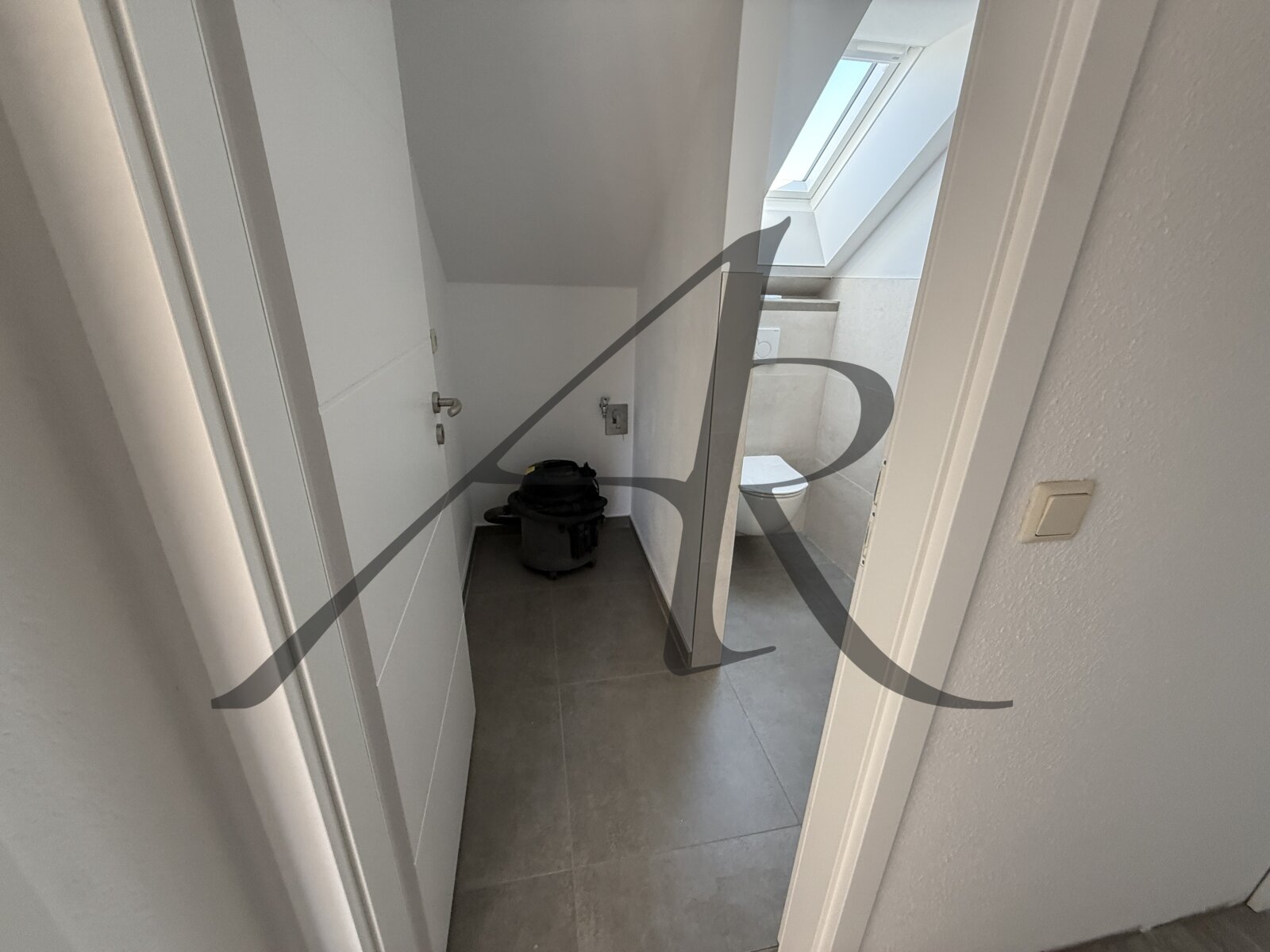 Erstbezug nach Sanierung - moderner Grundriss, schickes Bad, WC extra, AR