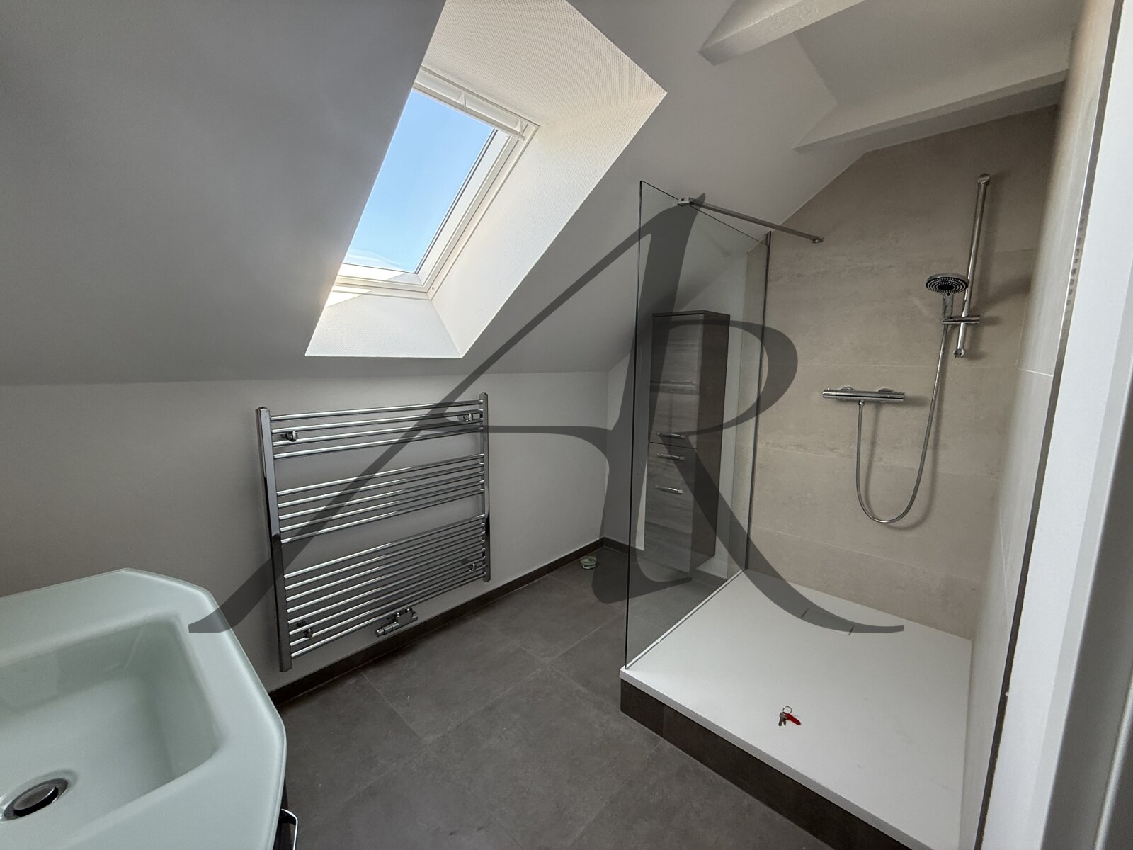Erstbezug nach Sanierung - moderner Grundriss, schickes Bad, WC extra, AR