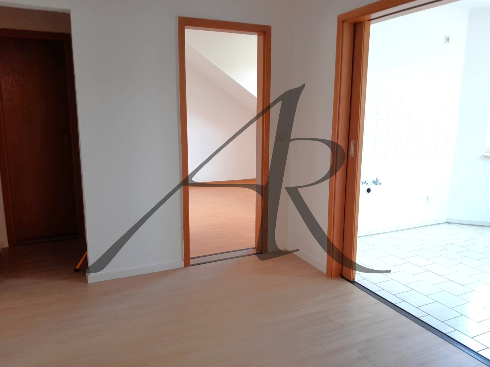 4-Zimmer-Wohnung mit Balkon in Bahnhofsnähe, Glasfaseranschluss vorhanden