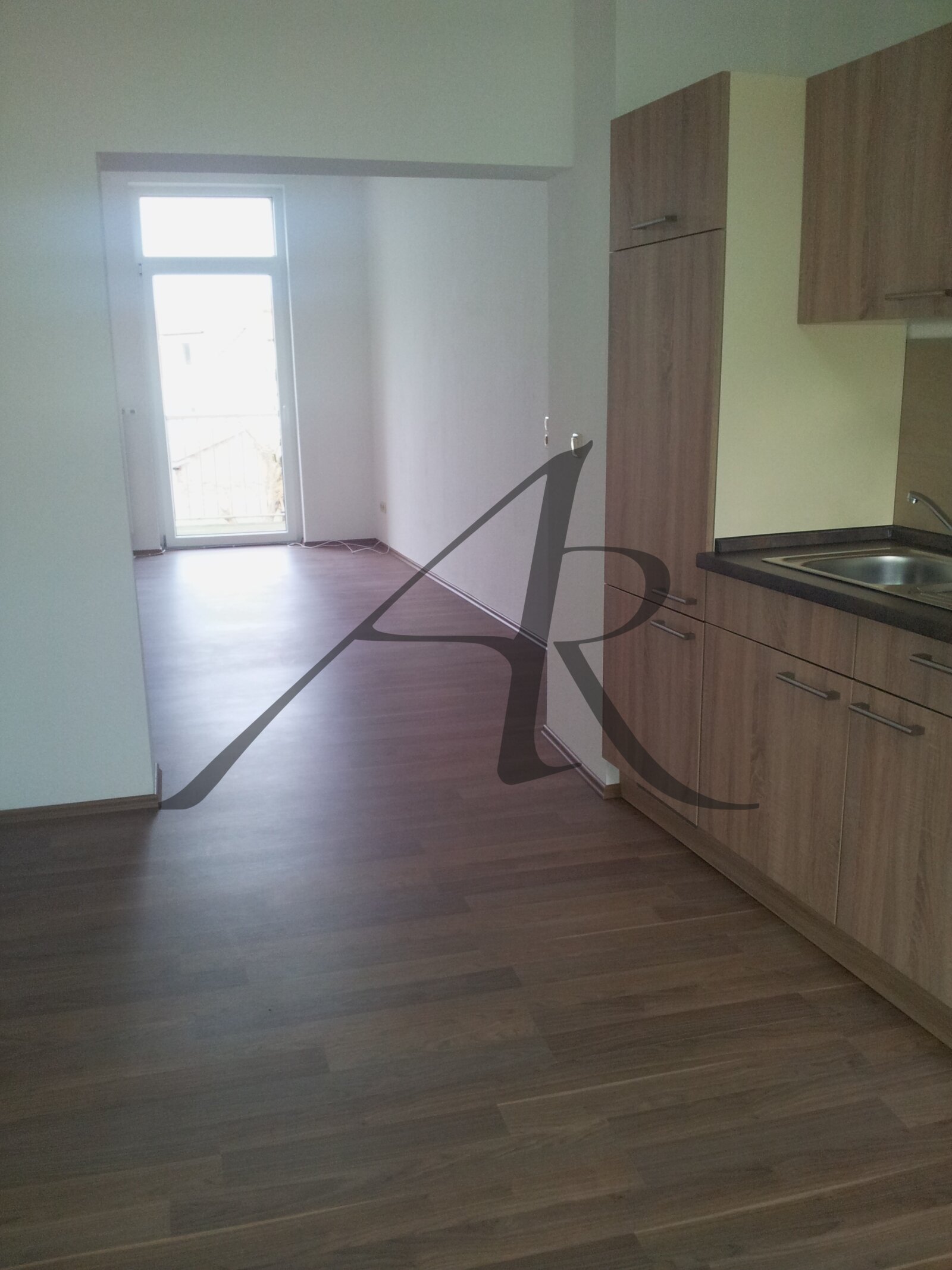 Stendal Nord: 2 Zimmer, Balkon, Einbauküche, Dusche