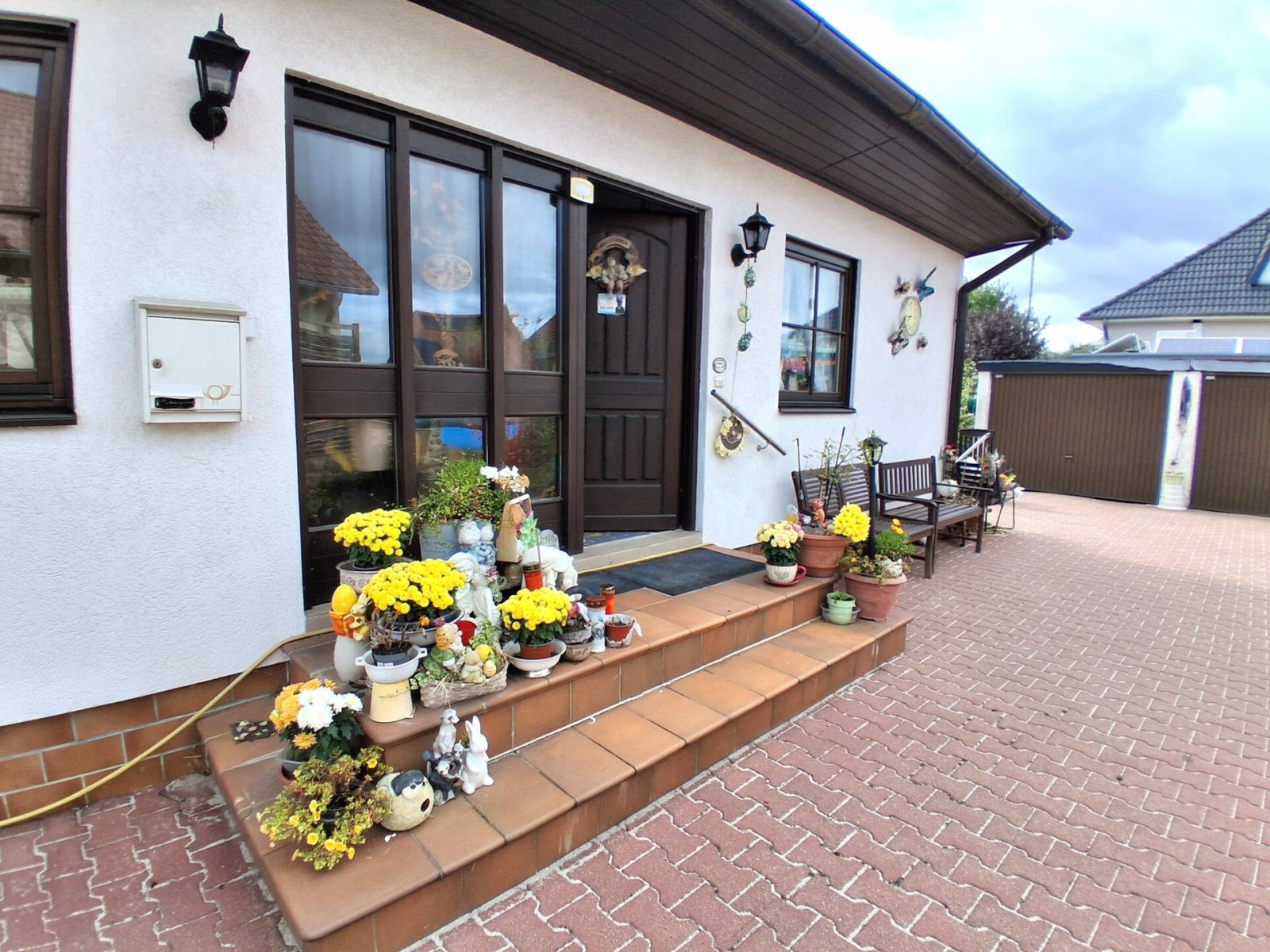 Perfekt für die große Familie! Einliegerwohnung, Garten sowie 2 Garagen vorhanden!