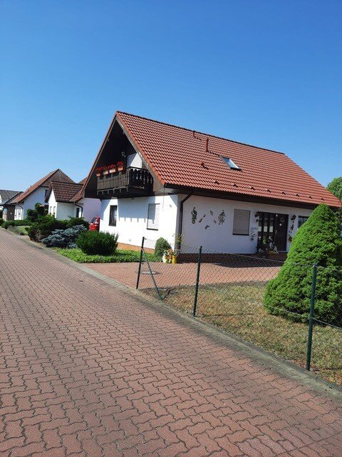 Perfekt für die große Familie! Einliegerwohnung, Garten sowie 2 Garagen vorhanden!