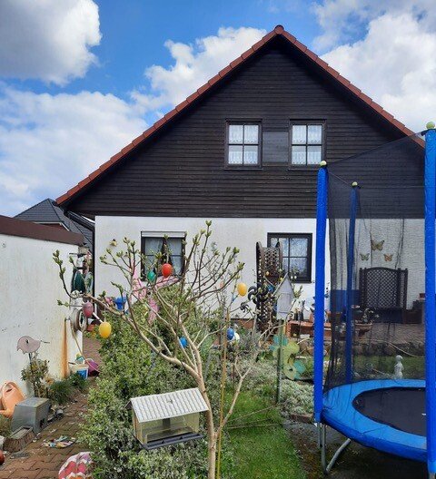 Perfekt für die große Familie! Einliegerwohnung, Garten sowie 2 Garagen vorhanden!