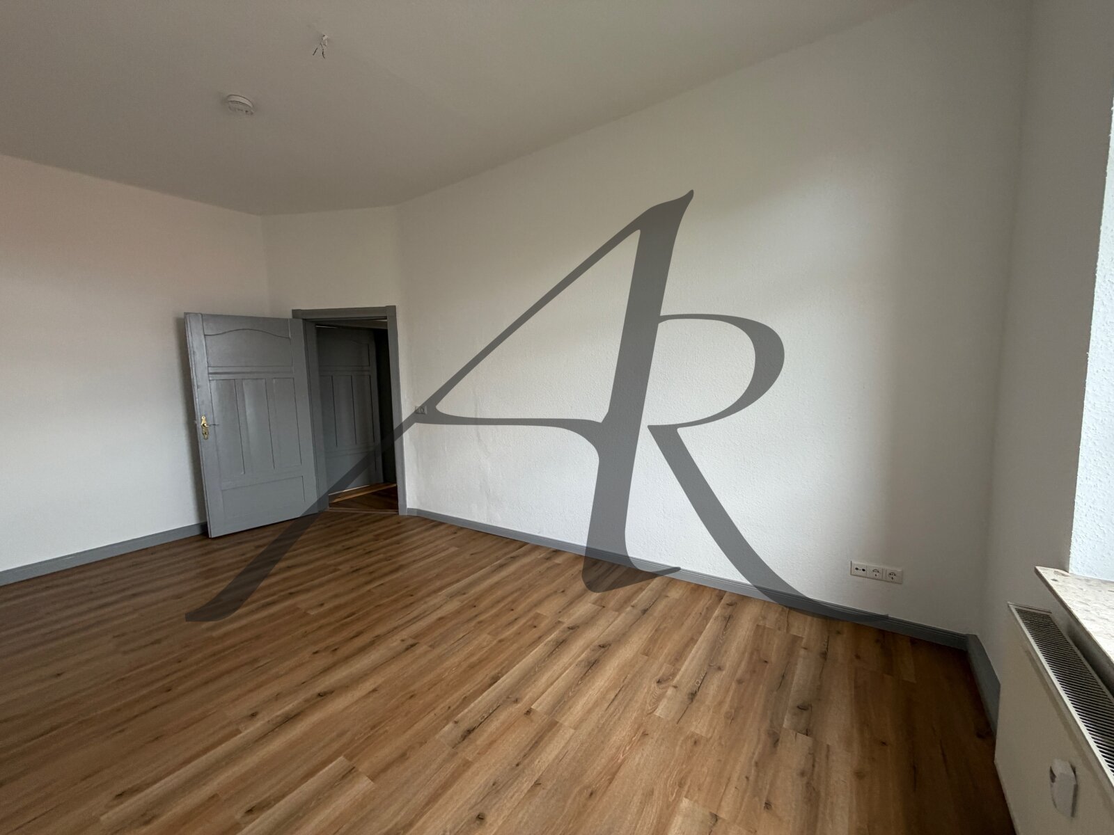 tolle Altbau-Wohnung mit Option Einbauküche