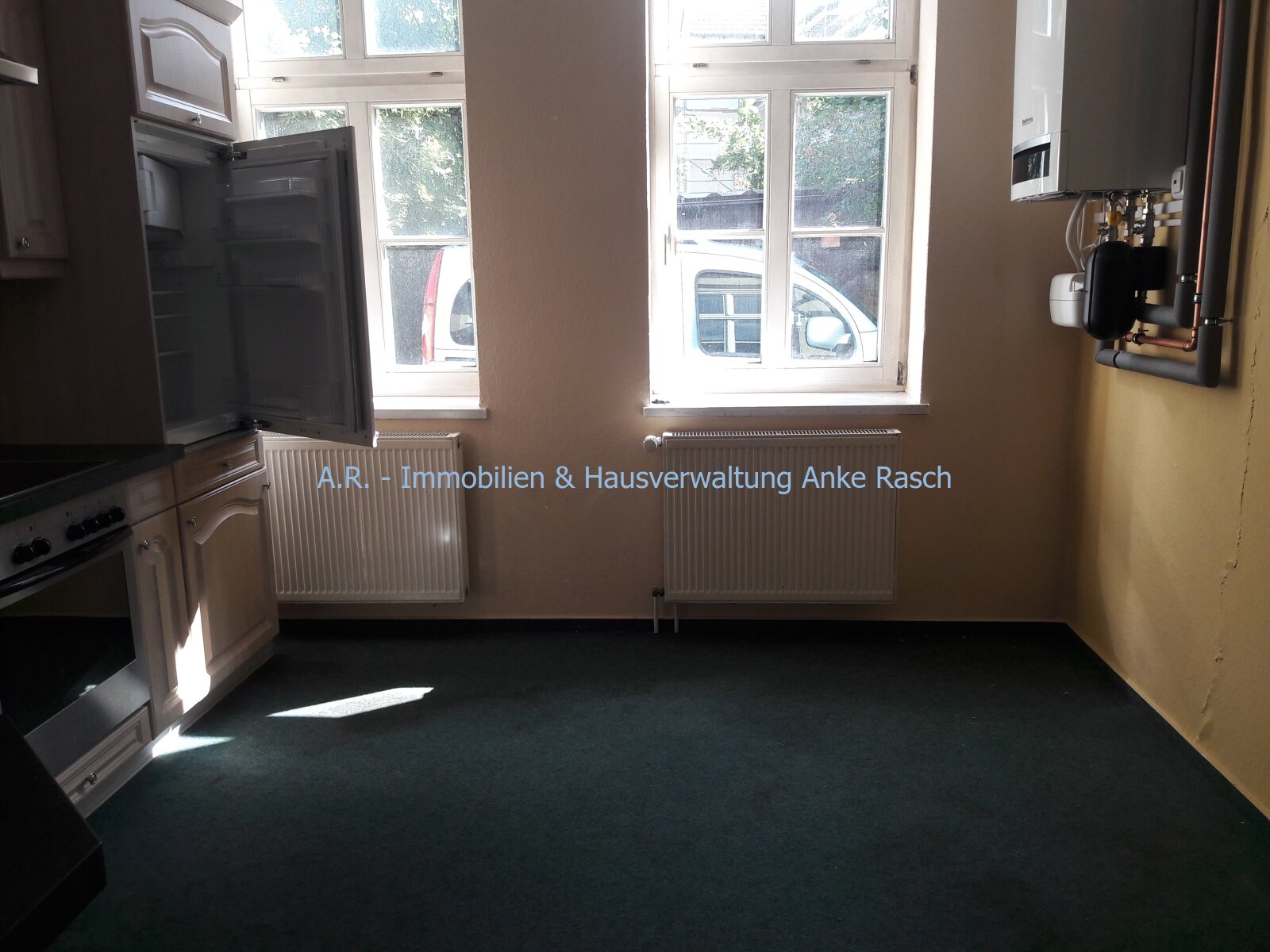 Küche mit Einbauküche