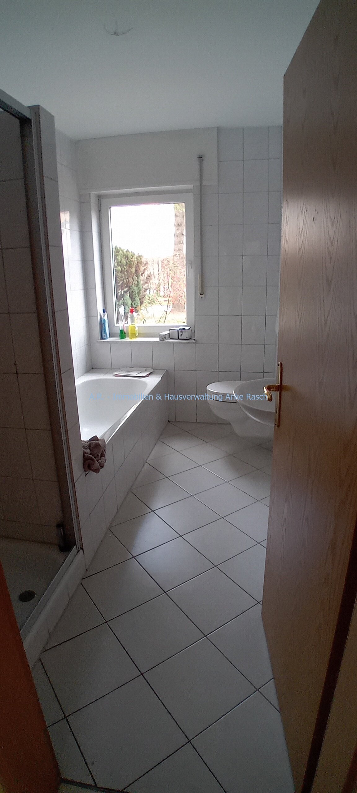 Bad mit Badewanne, Dusche und Fenster