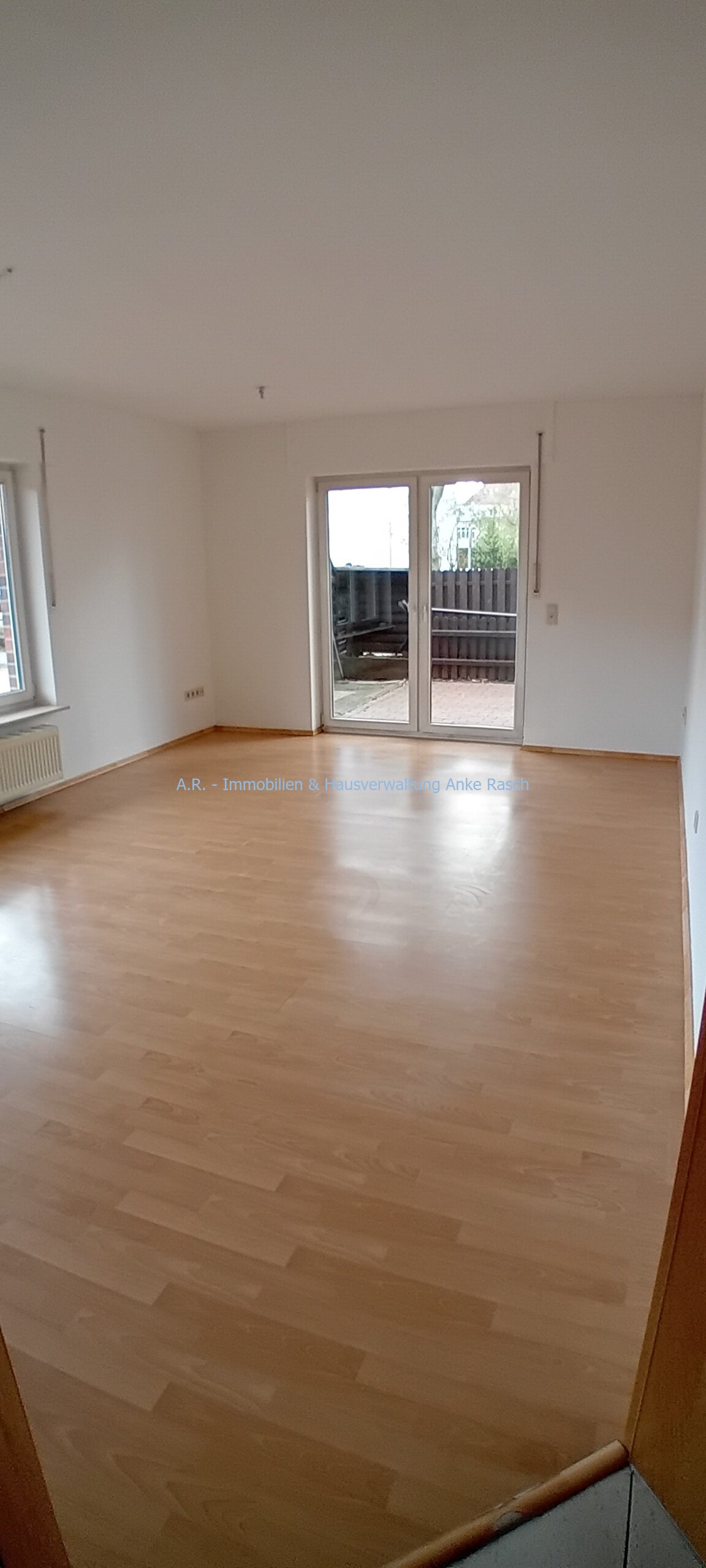 Wohnzimmer mit Zugang auf die Terrasse
