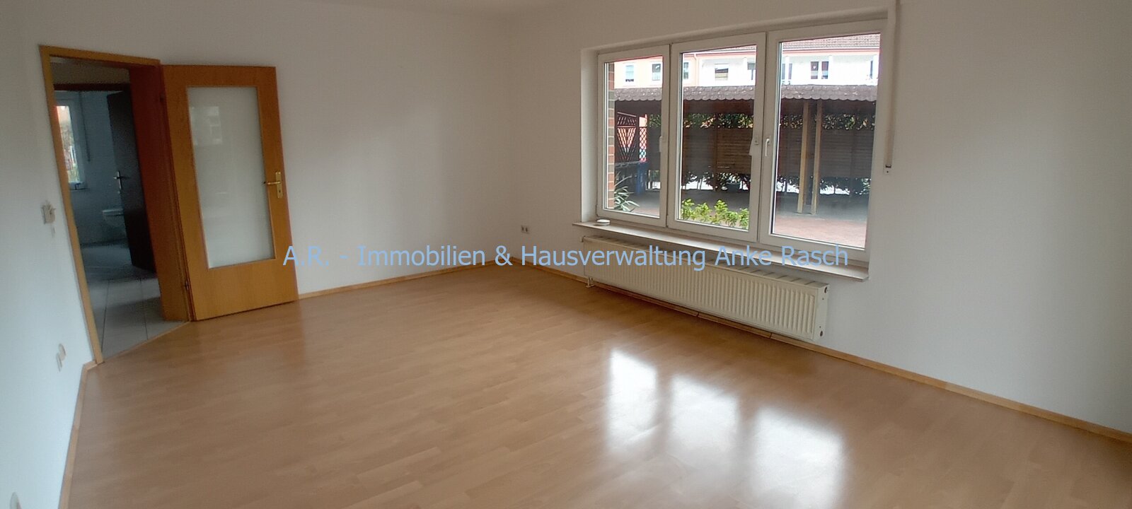 Wohnzimmer mit Zugang auf die Terrasse