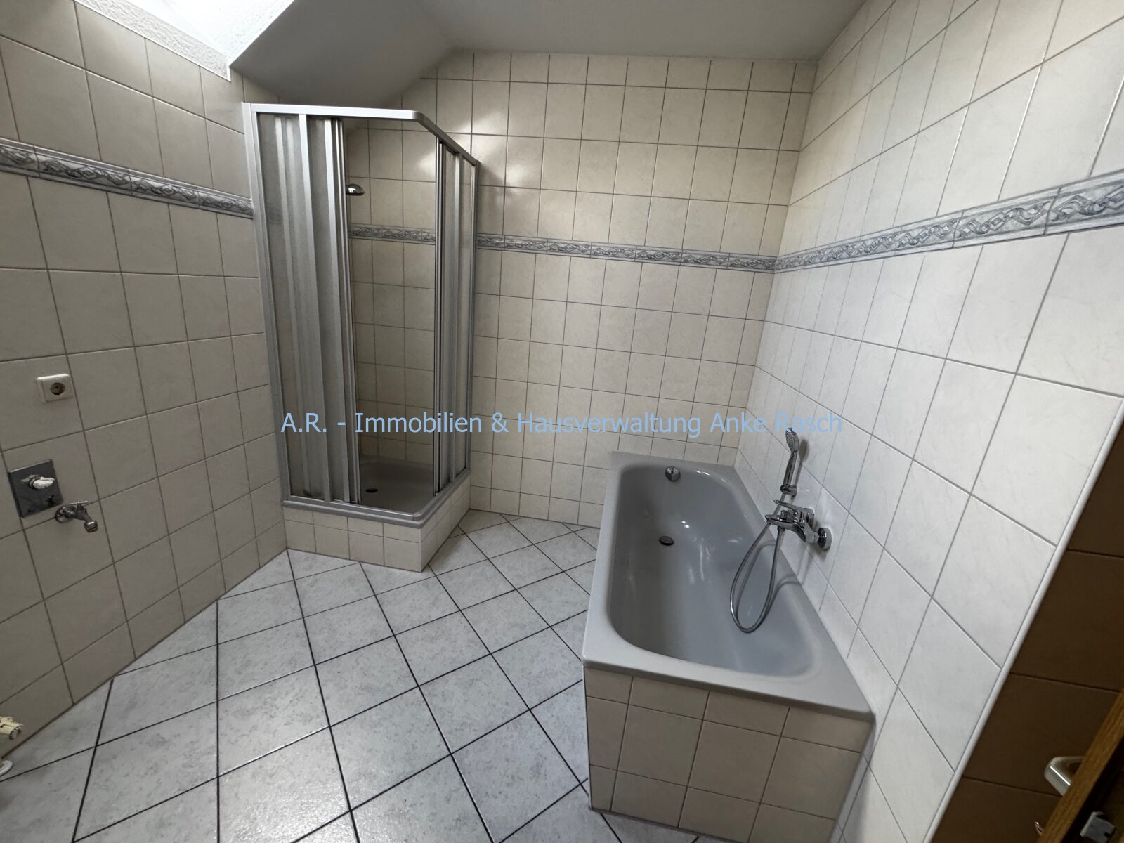Bad mit Badewanne, Dusche und Fenster