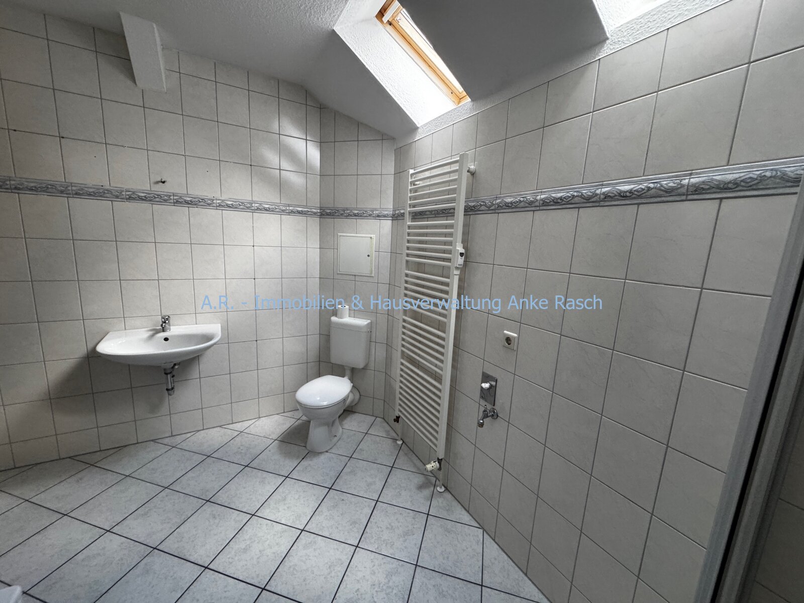 Bad mit Badewanne, Dusche und Fenster