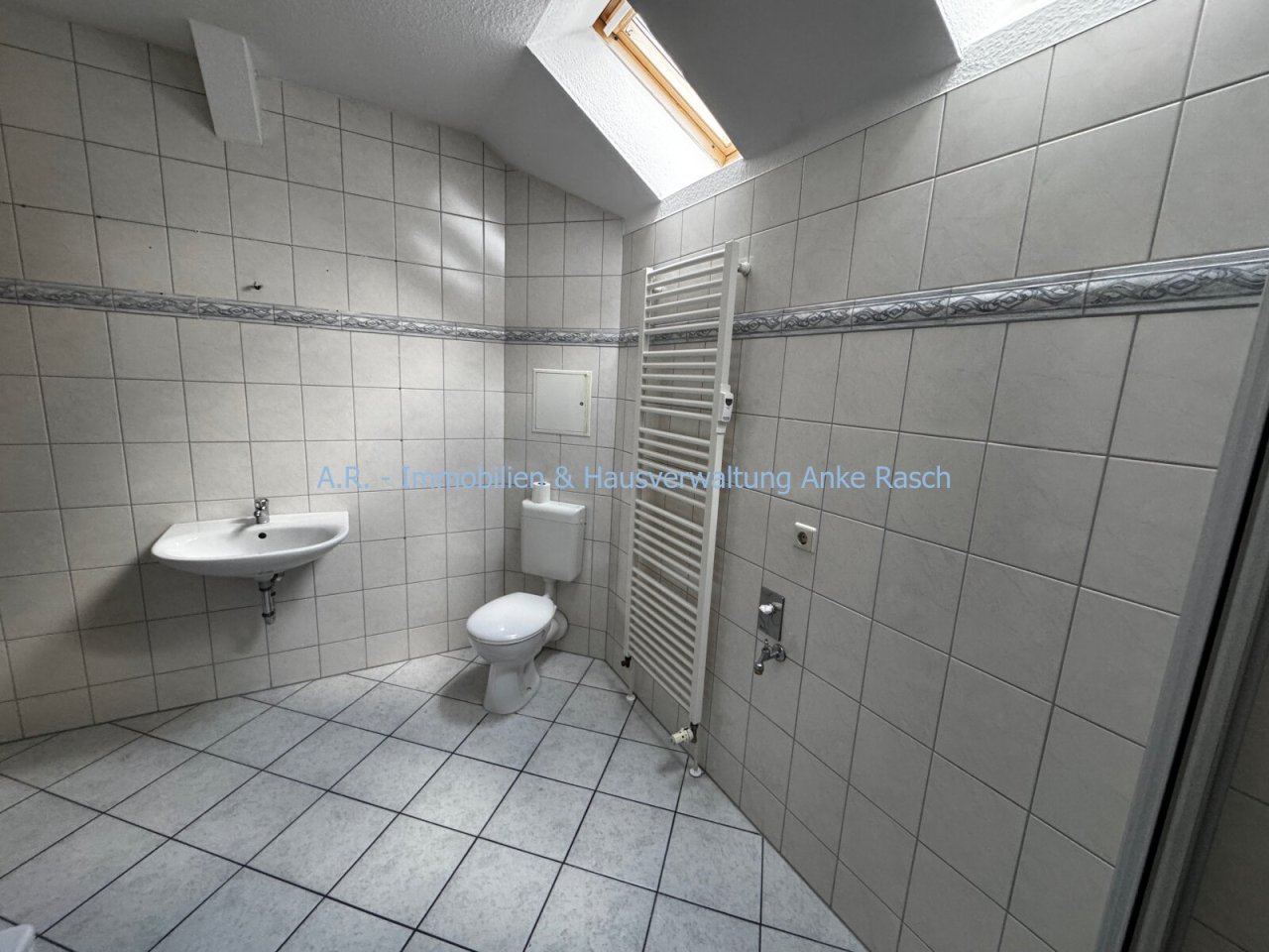 Bad mit Badewanne, Dusche und Fenster Bad mit Badewanne, Dusche und Fenster