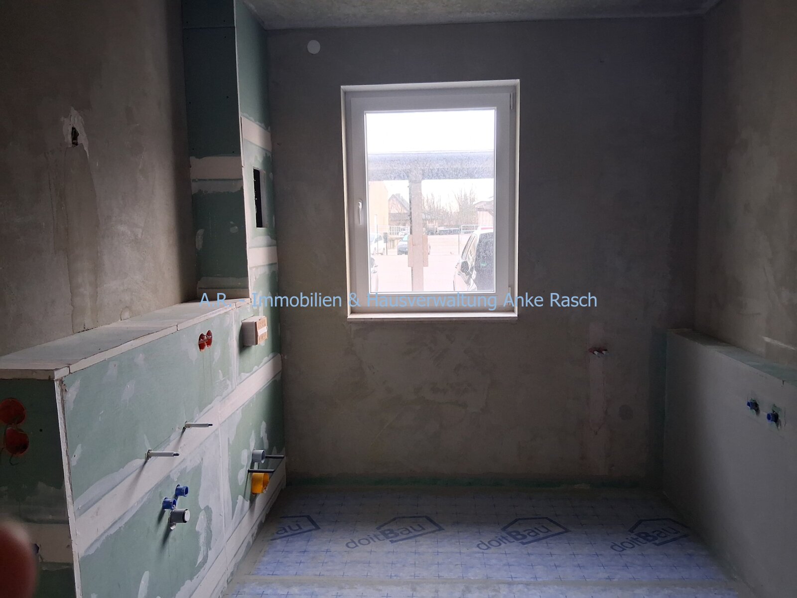 Bad mit Badewanne, Dusche und Fenster