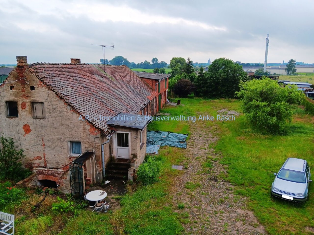 OG, Blick auf den Hof und in Richtung Elbwiesen OG, Blick auf den Hof und in Richtung Elbwiesen