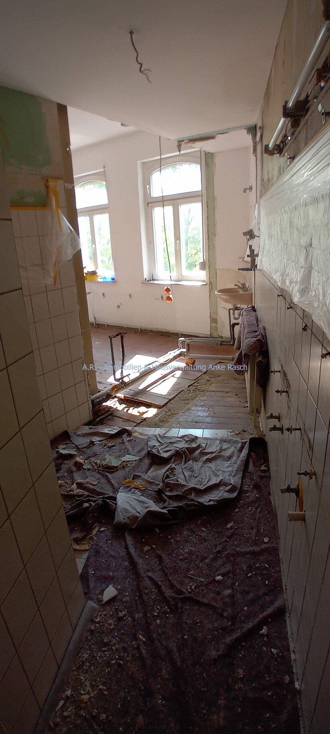 Neusanierung Bad - mit Fenster, Badewanne und Dusche