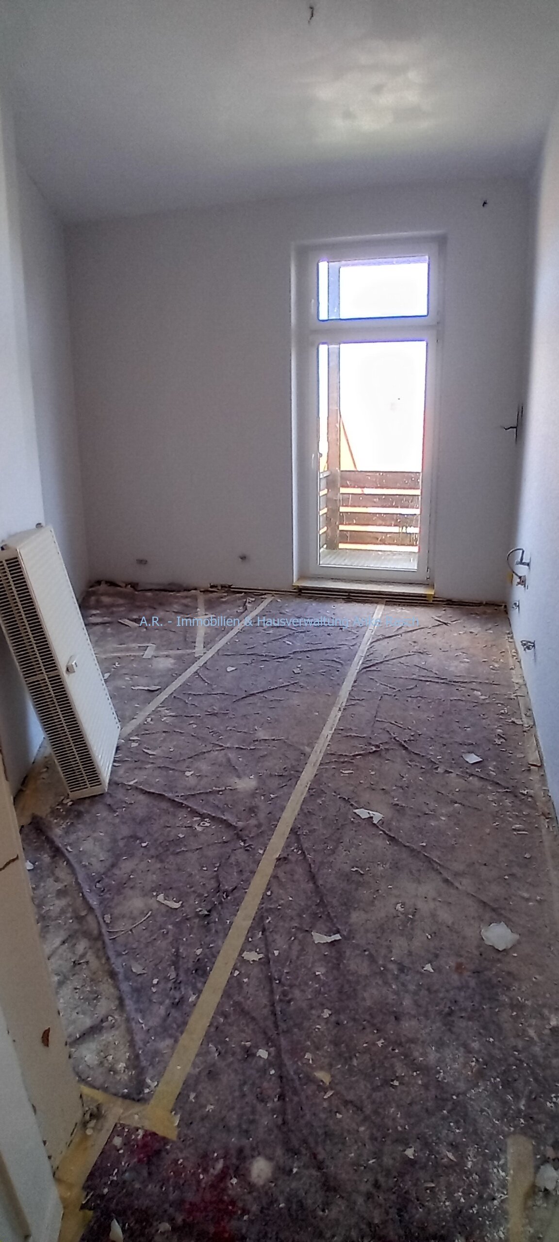 Küche mit Zugang zum Balkon