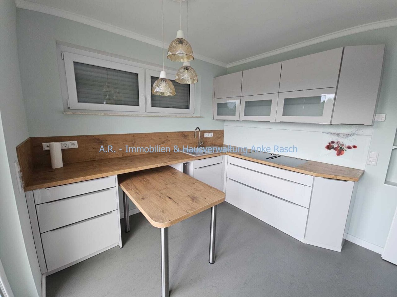 Küche mit EBK und Zugang zum Balkon Küche mit EBK und Zugang zum Balkon