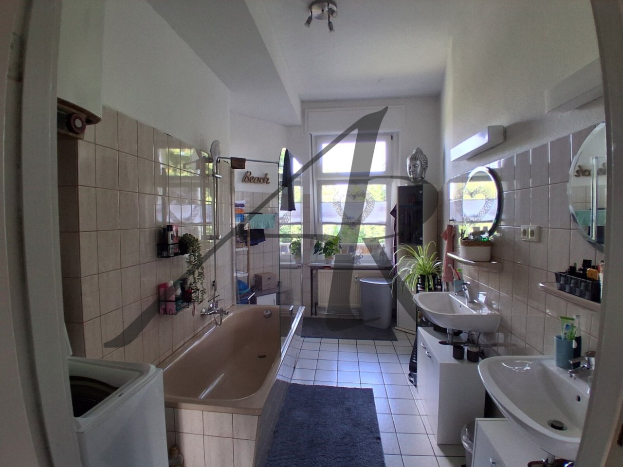Bad mit Fenster und Badewanne Bad mit Fenster und Badewanne