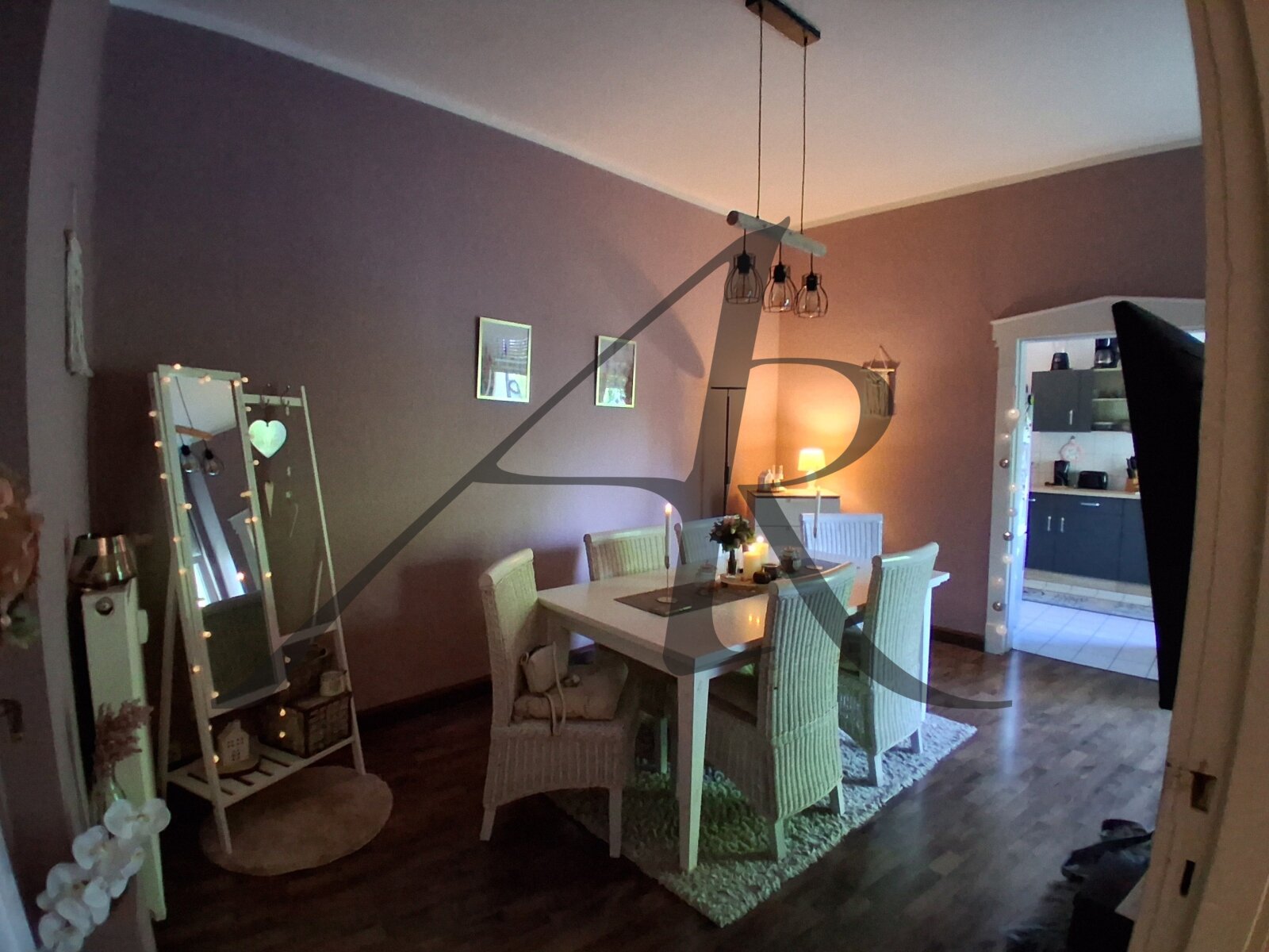 Wohnzimmer (Durchgangszimmer zur Küche) Wohnzimmer (Durchgangszimmer zur Küche)