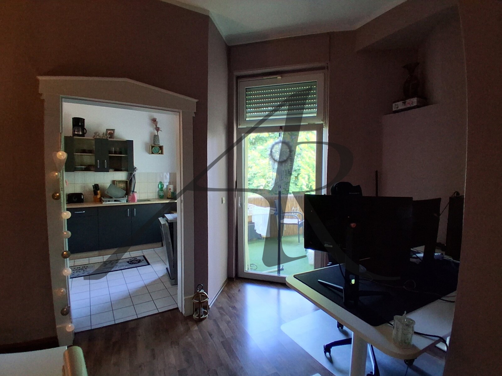 Wohnzimmer (Durchgangszimmer zur Küche) Wohnzimmer (Durchgangszimmer zur Küche)