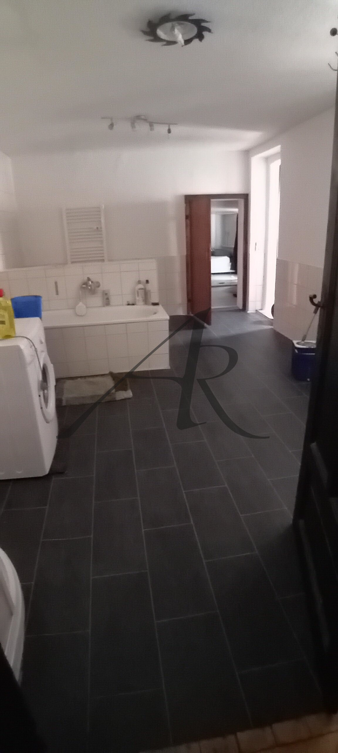 Tageslichtbad mit Badewanne und Dusche Tageslichtbad mit Badewanne und Dusche