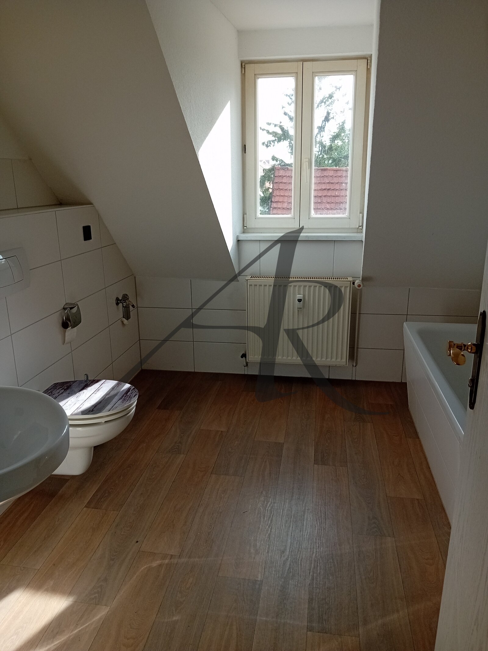 Bad mit Badewanne, Dusche und Fenster Bad mit Badewanne, Dusche und Fenster
