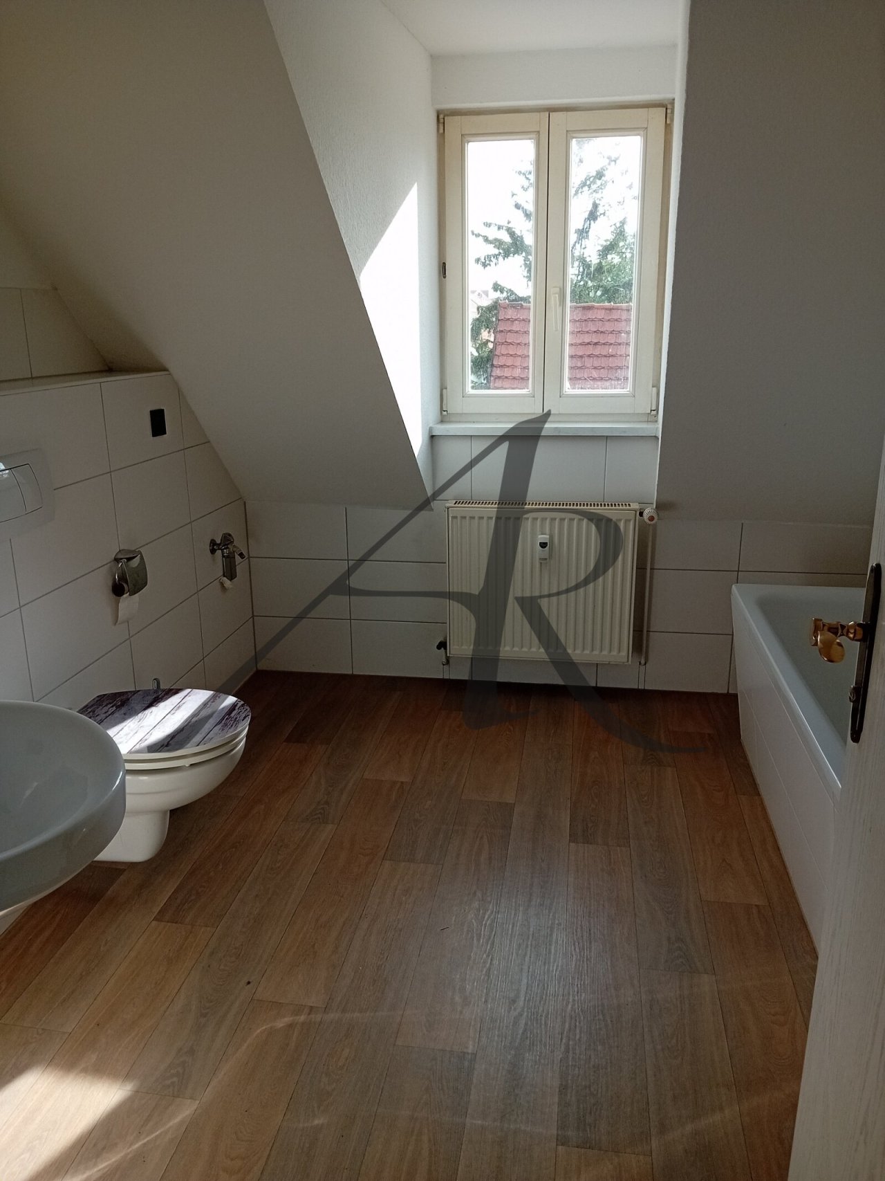 Bad mit Badewanne, Dusche und Fenster