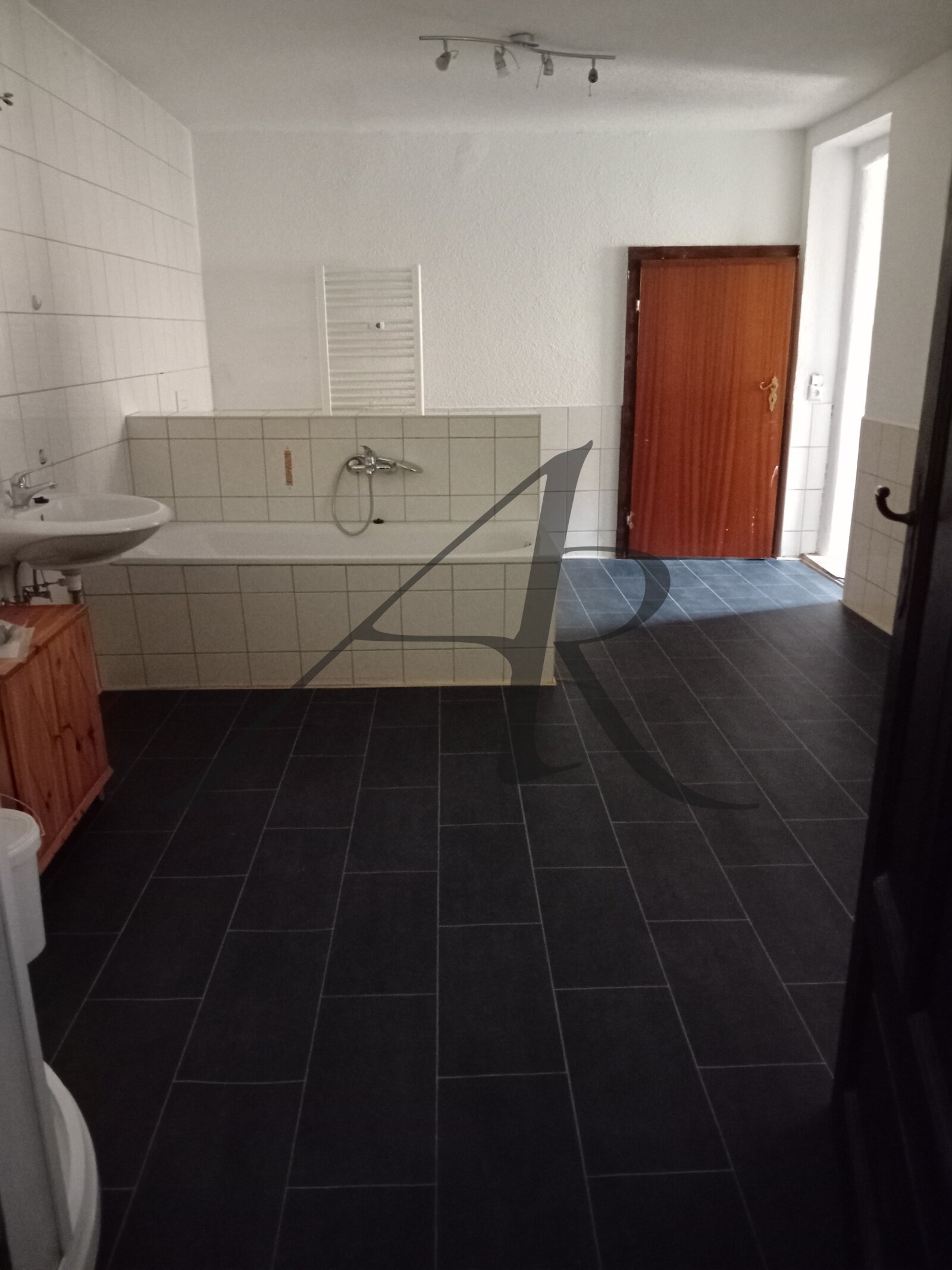 Bad mit Fenster, Badewanne und Dusche Bad mit Fenster, Badewanne und Dusche