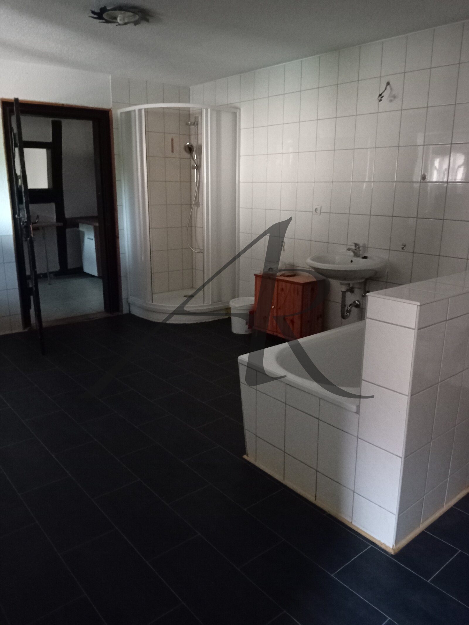 Bad mit Fenster, Badewanne und Dusche Bad mit Fenster, Badewanne und Dusche