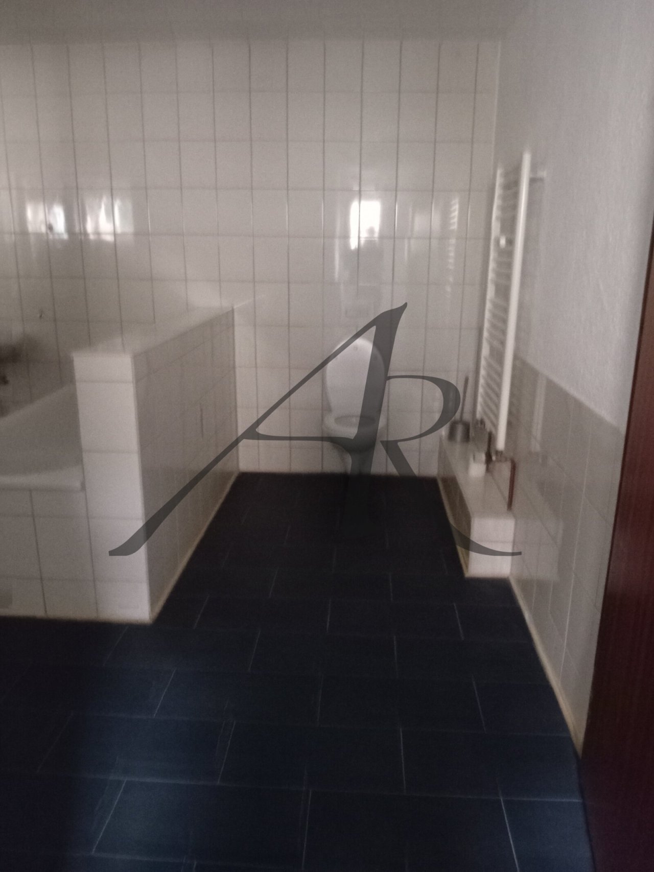 Bad mit Fenster, Badewanne und Dusche Bad mit Fenster, Badewanne und Dusche