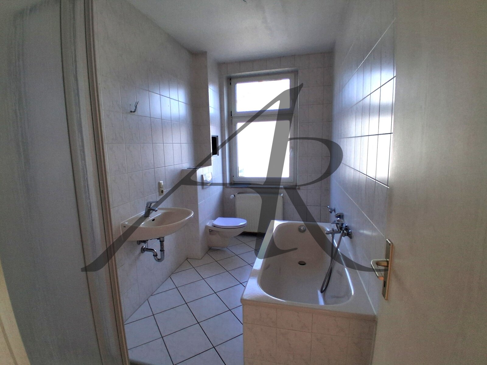 Bad mit Fenster und Badewanne Bad mit Fenster und Badewanne