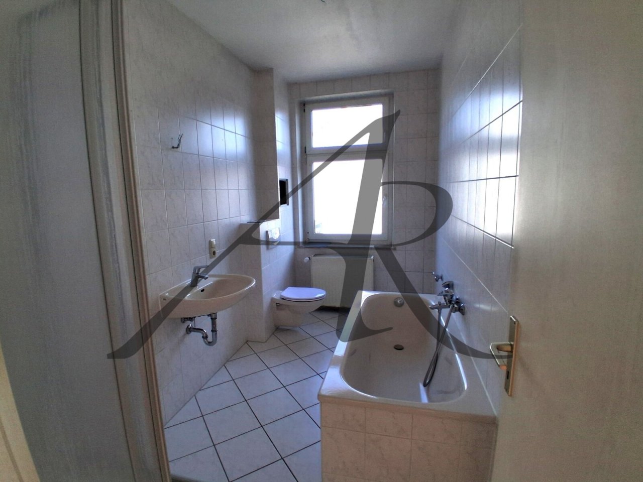 Bad mit Fenster und Badewanne