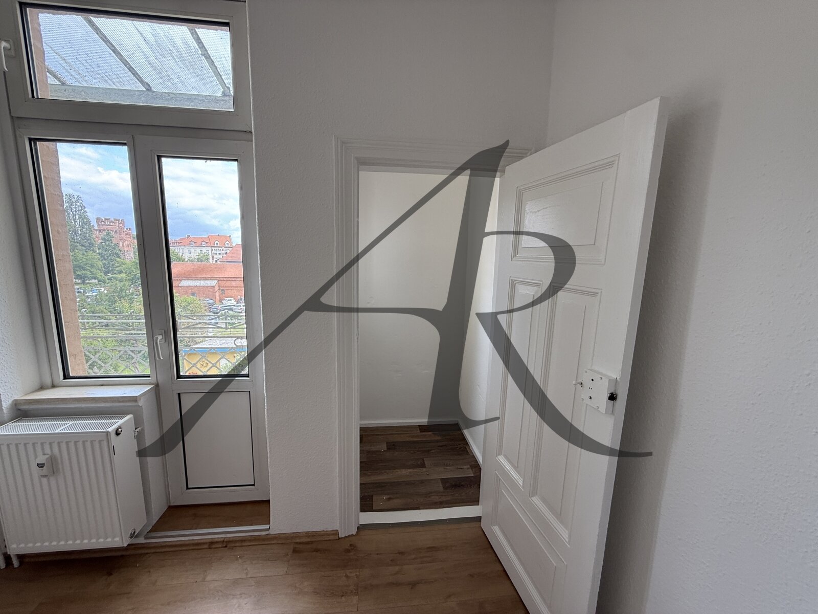 Zimmer 1 mit Abstellkammer und Zugang zum Balkon Zimmer 1 mit Abstellkammer und Zugang zum Balkon