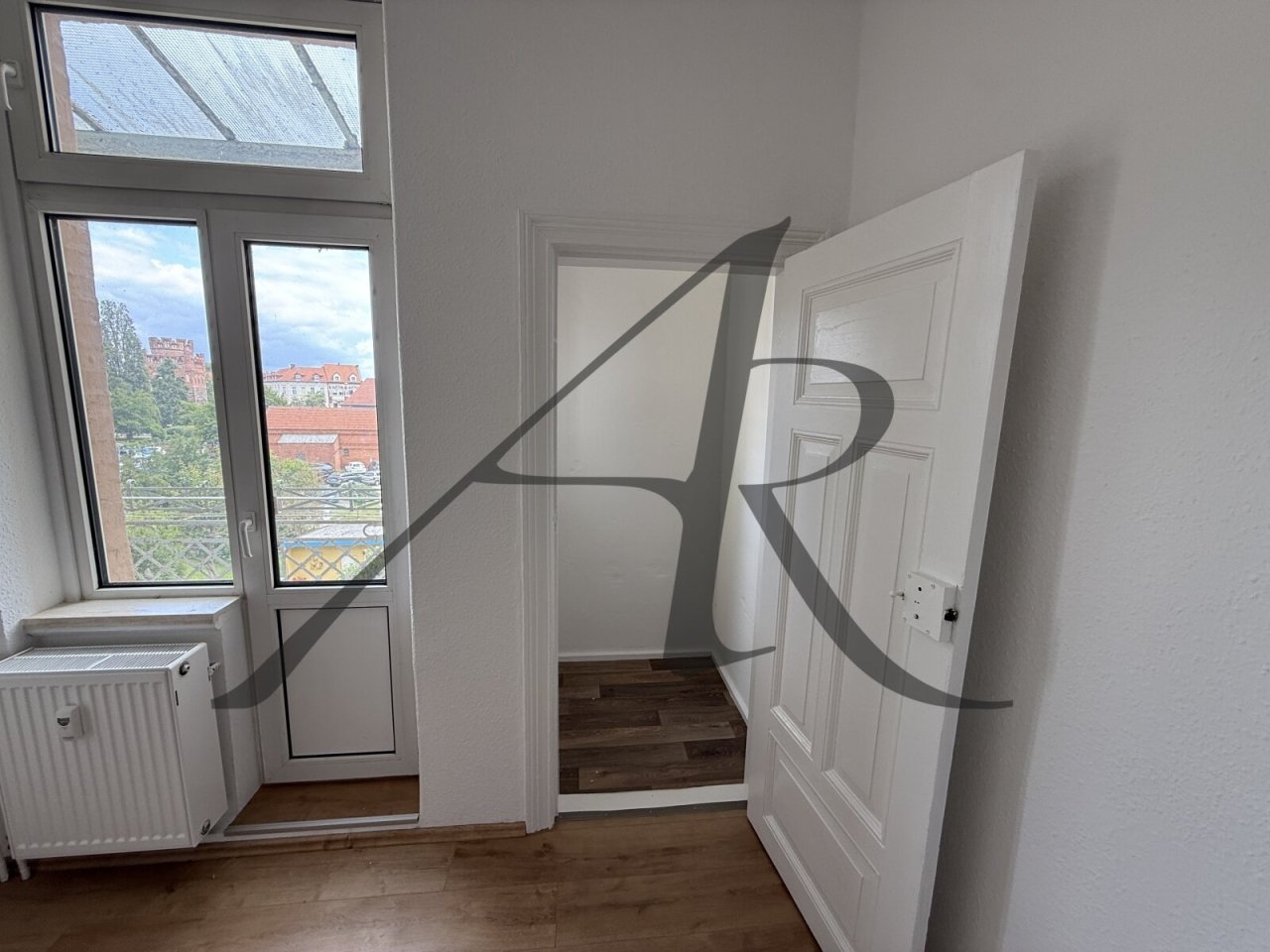 Zimmer 1 mit Abstellkammer und Zugang zum Balkon