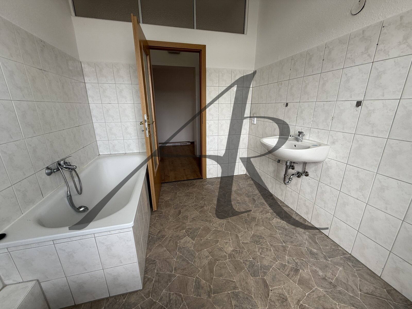 Bad mit Fenster und Badewanne Bad mit Fenster und Badewanne