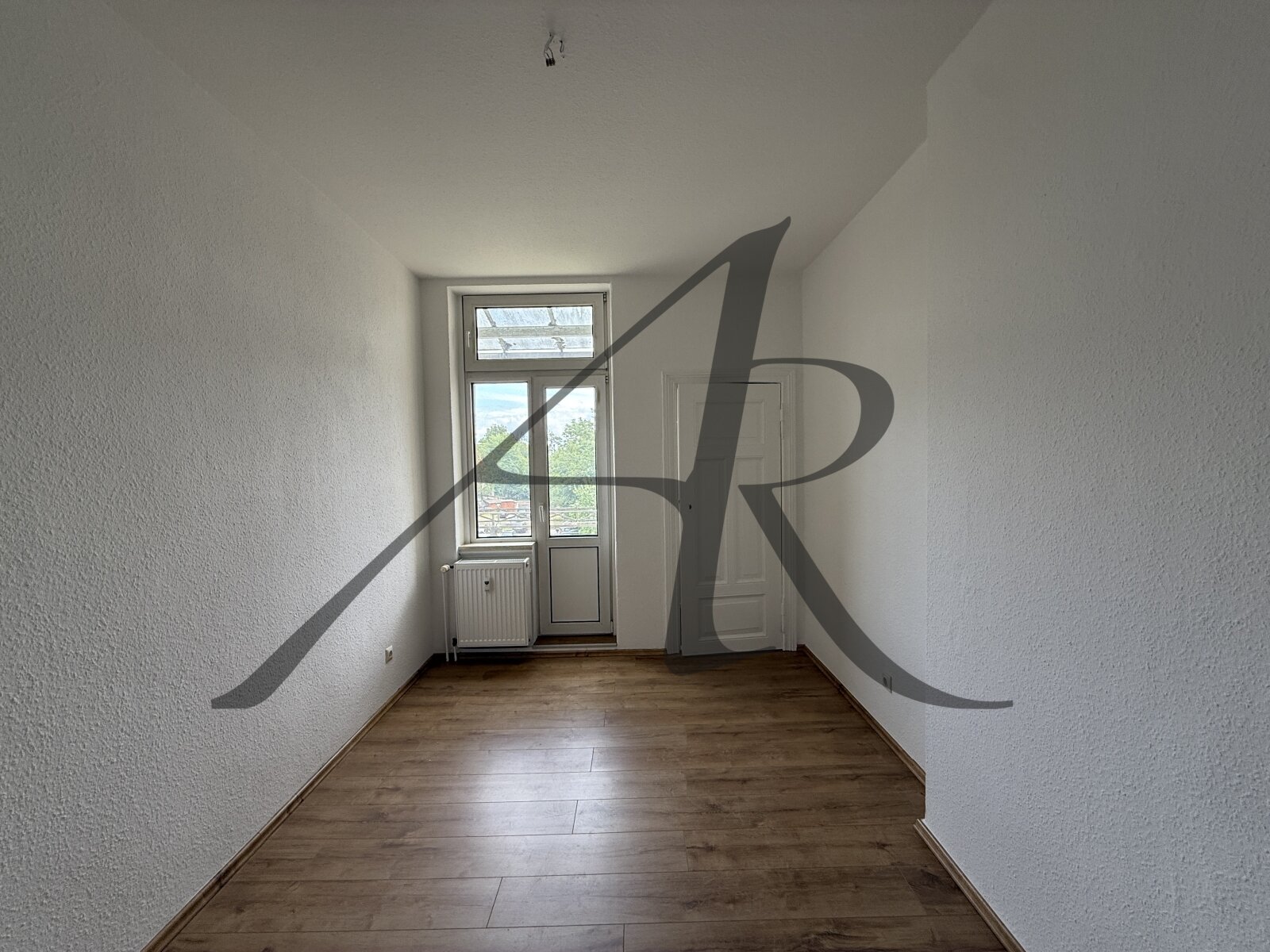 Zimmer 1 mit Abstellkammer und Zugang zum Balkon Zimmer 1 mit Abstellkammer und Zugang zum Balkon