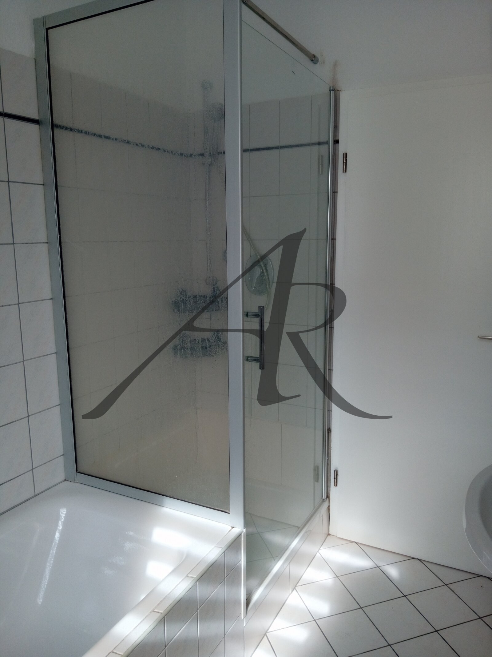 Bad mit Fenster, Badewanne, Dusche Bad mit Fenster, Badewanne, Dusche