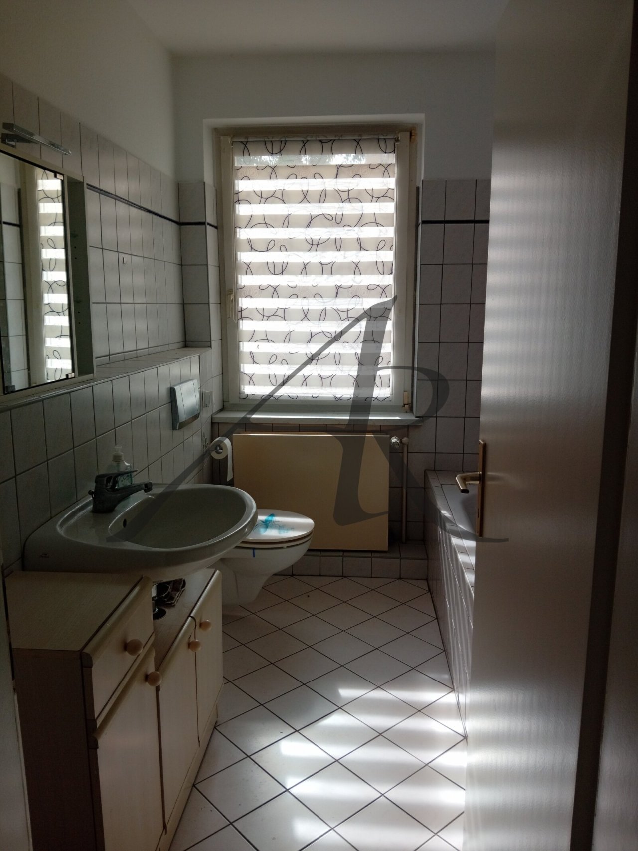 Bad mit Fenster, Badewanne, Dusche Bad mit Fenster, Badewanne, Dusche