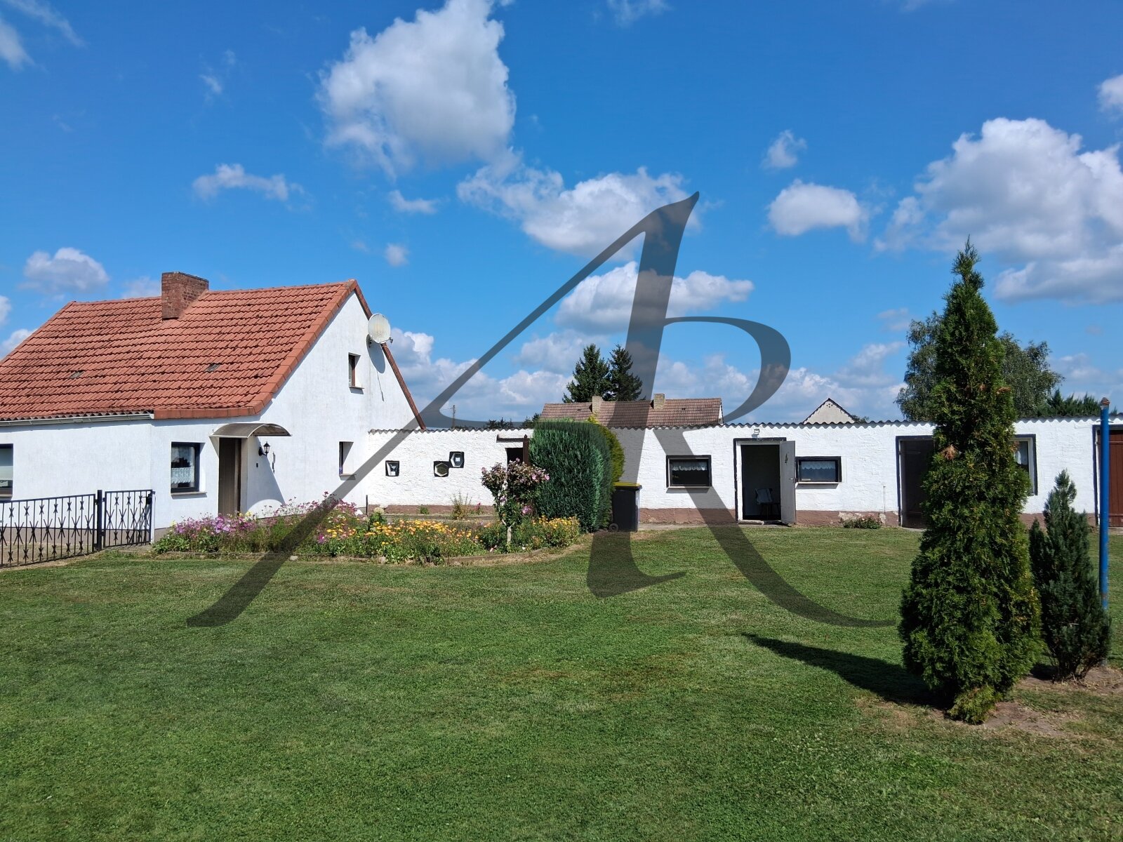 Einfamilienhaus mit Nebengelass Einfamilienhaus mit Nebengelass