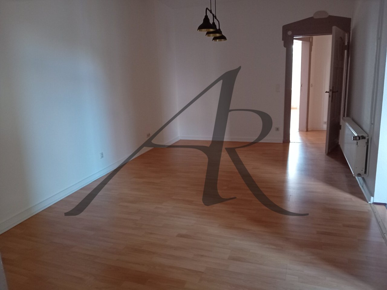Wohnzimmer mit Zugang zum Balkon Wohnzimmer mit Zugang zum Balkon