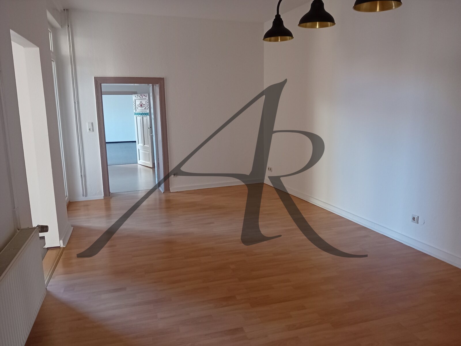 Wohnzimmer mit Zugang zum Balkon Wohnzimmer mit Zugang zum Balkon