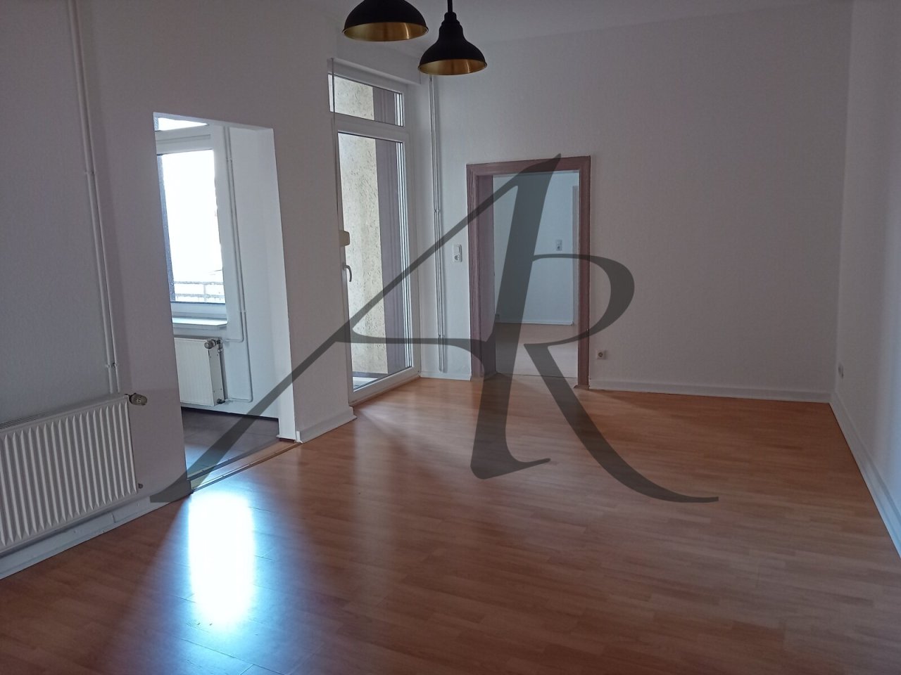 Wohnzimmer mit Zugang zum Balkon Wohnzimmer mit Zugang zum Balkon