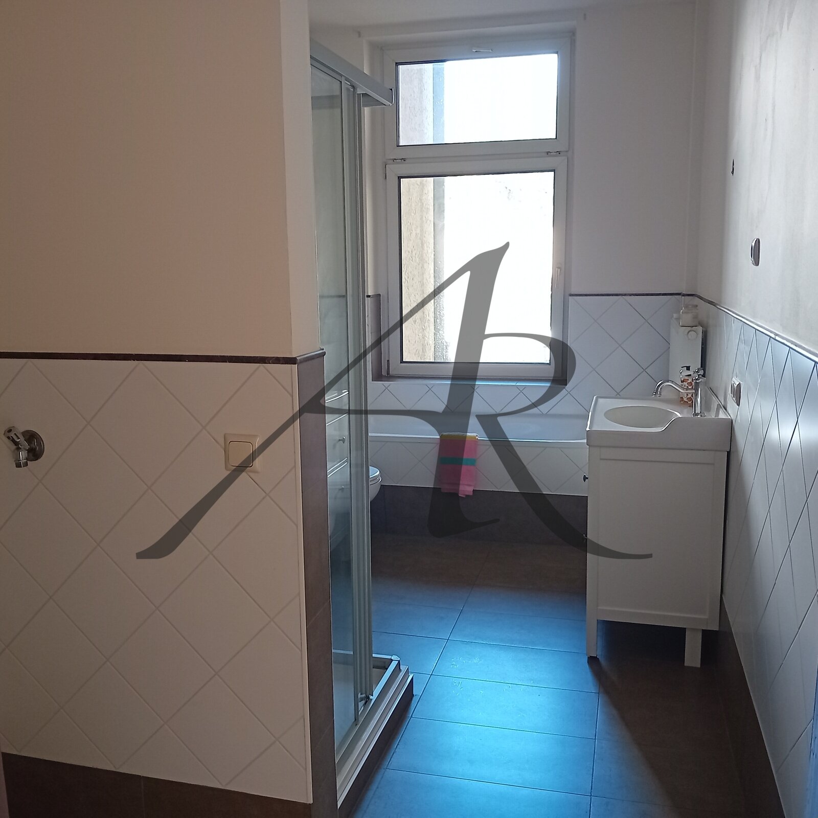Tageslichtbad mit Wanne und Dusche Tageslichtbad mit Wanne und Dusche
