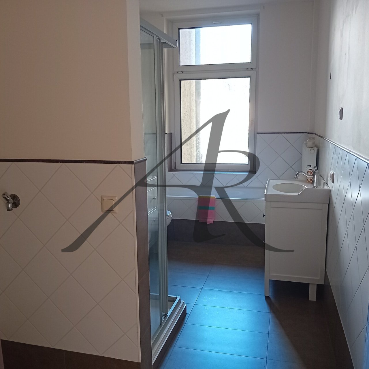 Tageslichtbad mit Wanne und Dusche Tageslichtbad mit Wanne und Dusche