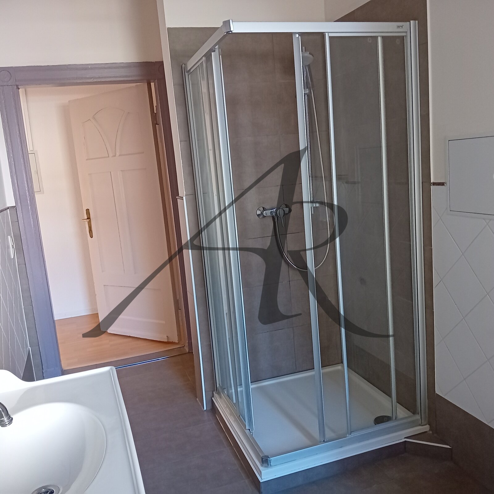 Tageslichtbad mit Wanne und Dusche Tageslichtbad mit Wanne und Dusche