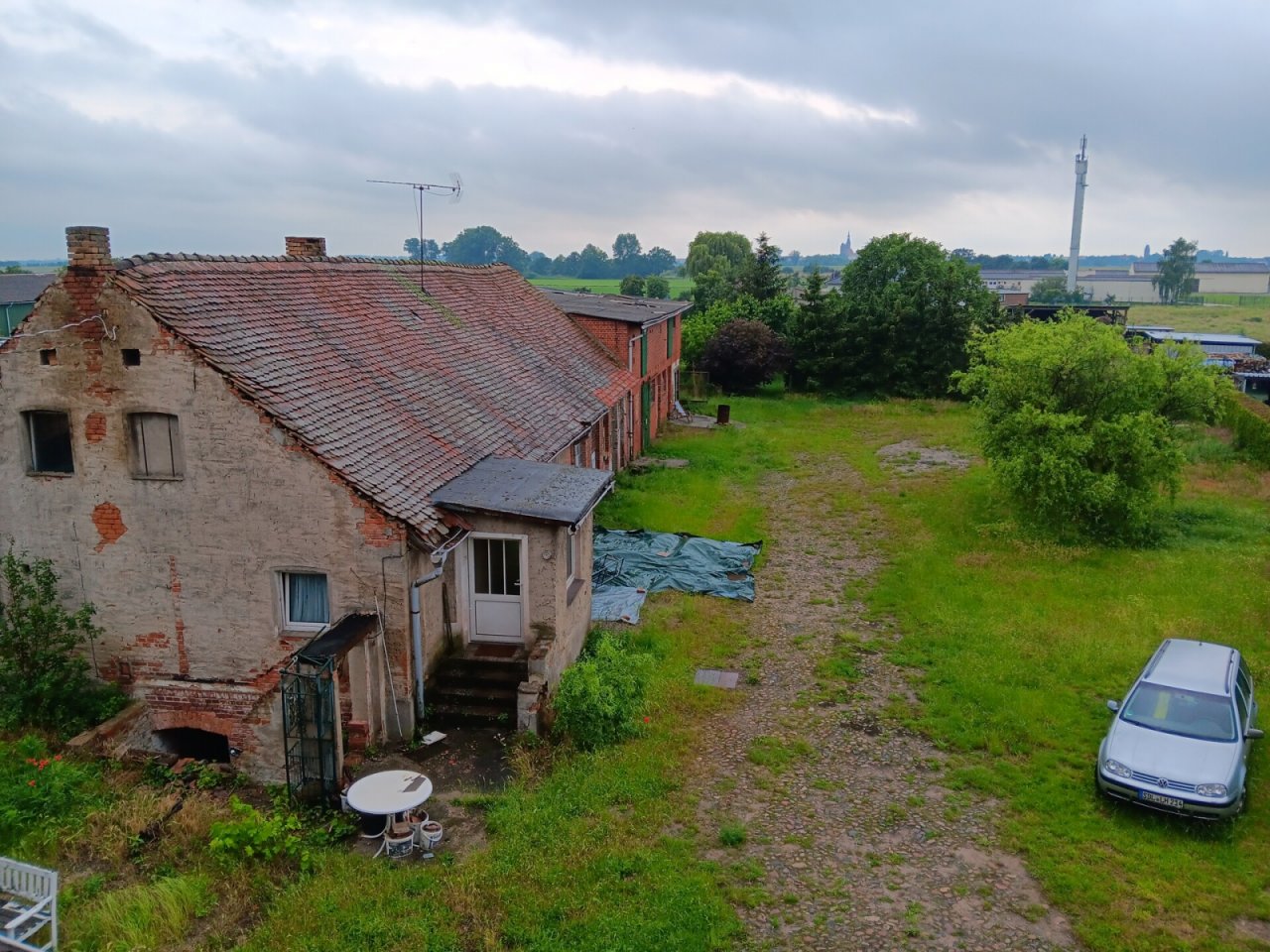 OG, Blick auf den Hof und Richtung Elbwiesen