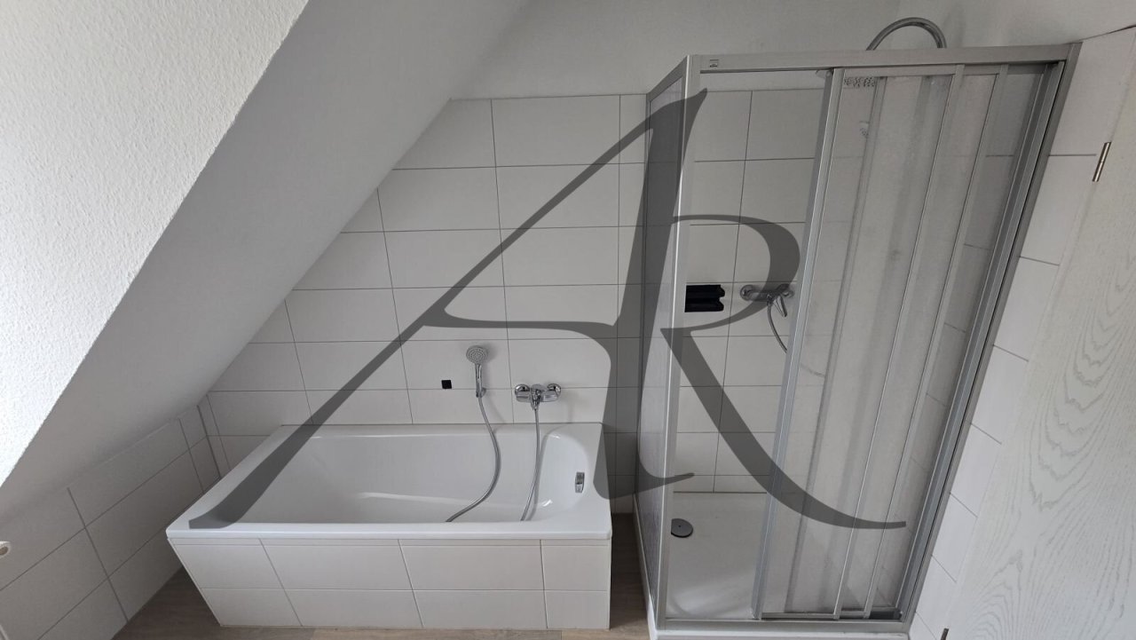 Tageslichtbad mit Dusche und Badewanne Tageslichtbad mit Dusche und Badewanne
